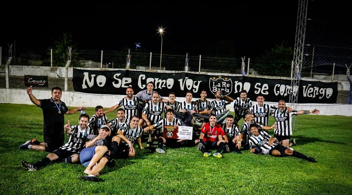 El plantel de La Re Banda festejando su consagración el último fin de semana en Tandil.&nbsp;