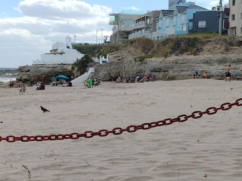 Para tener siempre presente, la prudencia. Por los derrumbes en los acantilados y por las mareas. Como en todas partes, la Naturaleza manda y se respeta. 