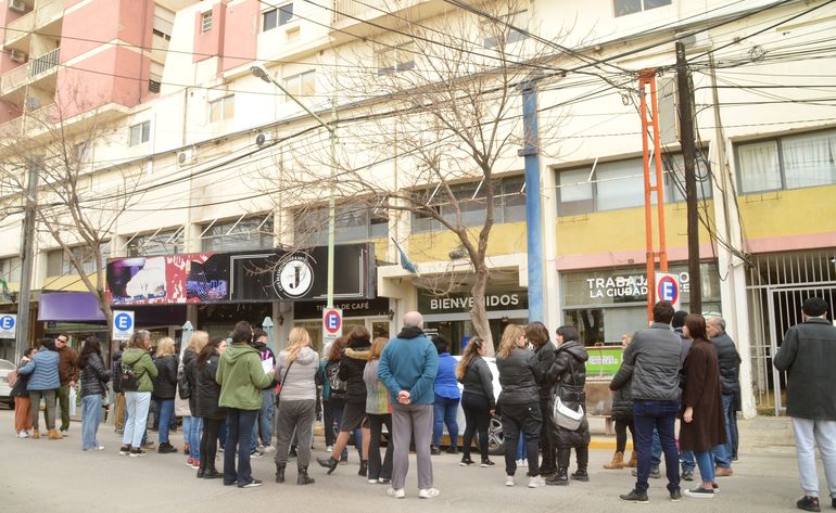 Los comerciantes que marcharon en reclamo de mayor seguridad.