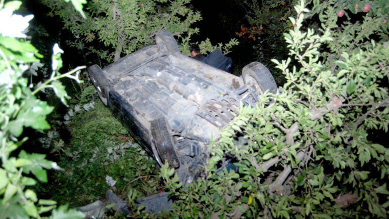 El auto Chevrolet quedó arriba de una plantación de manzanas.
