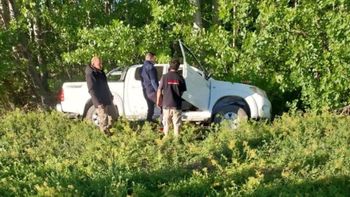 El conductor de la camioneta, totalmente borracho, cayó a un canal de riego, pero casi provoca una tragedia. 