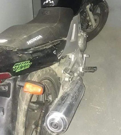 La moto en la que transitaba el joven atropellado.