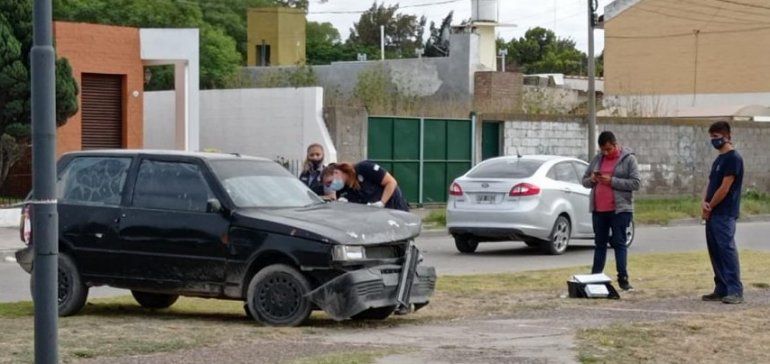 El Fiat Uno usado por los delincuentes fue abandonado en el lugar&nbsp;