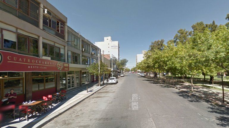 Jóvenes borrachos se agarraron a las piñas y rompieron una vidriera y un auto