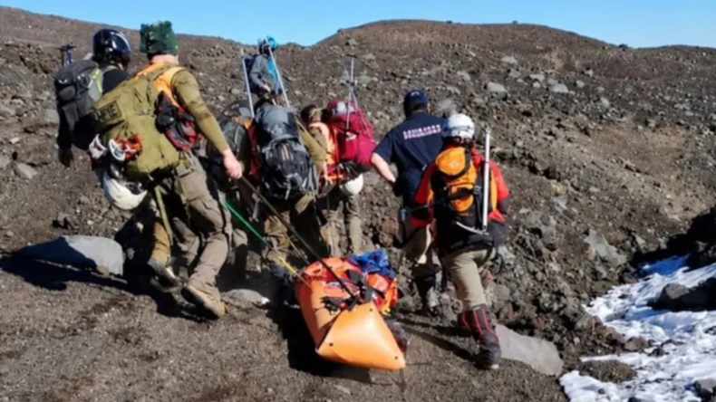 Una escaladora murió subiendo un volcán en Chile, muy cerca de la frontera con Neuquén.