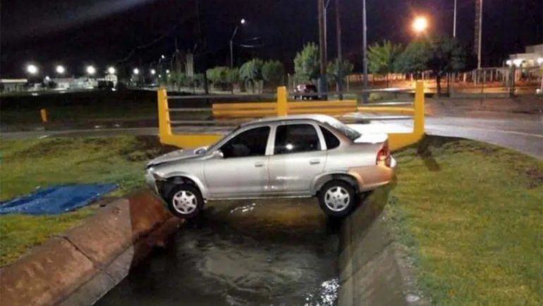 Un auto quedó atascado en el canal de riego las intensas lluvias