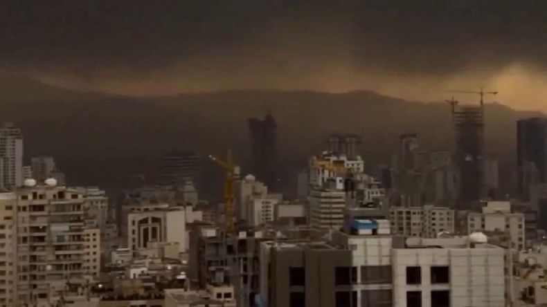 Irán cubierto en lluvia negra tras los ataques de Estados Unidos a los depósitos de petróleo.