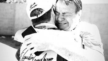 El emotivo abrazo de los Canapino por uno de los tantos triunfos. 