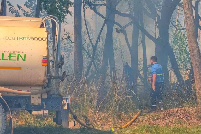 El foco principal del incendio había sido sofocado, pero horas más tarde las llamas se reavivaron. 