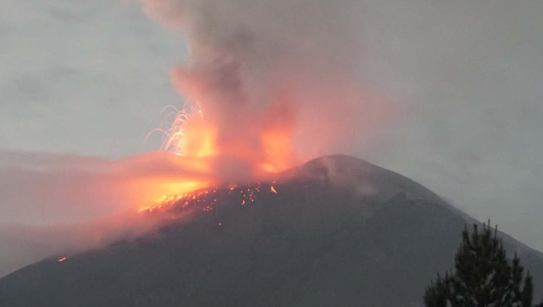 Cerraron aeropuertos de México por una explosión en el volcán Popocatépetl