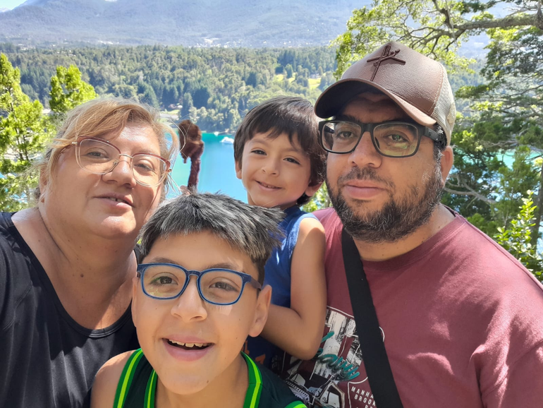 Milton con Fran y el resto de la familia. Milton con Fran y el resto de la familia.