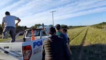 El momento en que La Policía rescata a la nena perdida, tras el aviso del piloto del dron policial que la divisó a 2,5 kilómetros de distancia. 