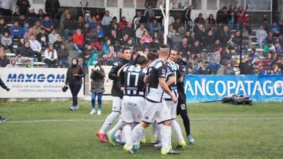 Rinaudo fue titular por el suspendido Carrasco y marcó el gol de penal para el Albinegro en el segundo tiempo. Por Copa había marcado de tiro libre en el arranque del año.