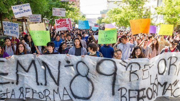 Cientos de alumnos se movilizaron ayer por la ciudad, con un reclamo en contra de la reforma educativa.