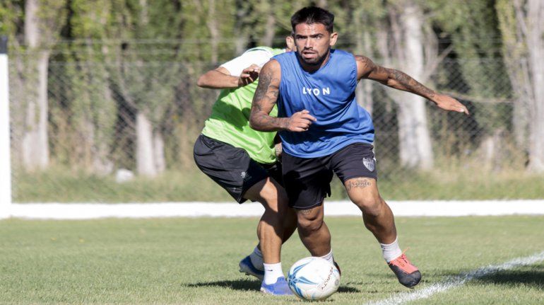 Elvis Hernández sería el compañero de Manuel Berra en la zaga central de Cipo.