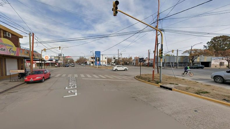 Bolivia y La Esmeralda, la esquina donde dos sujetos agredieron a un adolescente para robarle. También amenazaron a un vecino que auxilió a la víctima. | LMCipolletti.com Bolivia y La Esmeralda, la esquina donde dos sujetos agredieron a un adolescente para robarle. También amenazaron a un vecino que auxilió a la víctima.