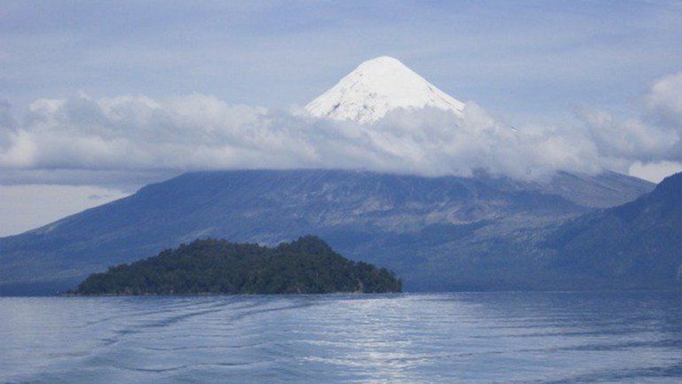 Ahora monitorean el volcán Osorno por un movimiento sísmico
