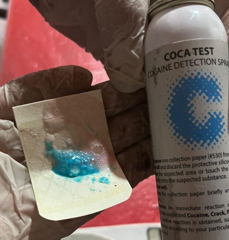 Durante el operativo, el personal policial encontró cocaína distribuida en pequeñas dosis listas para la venta.