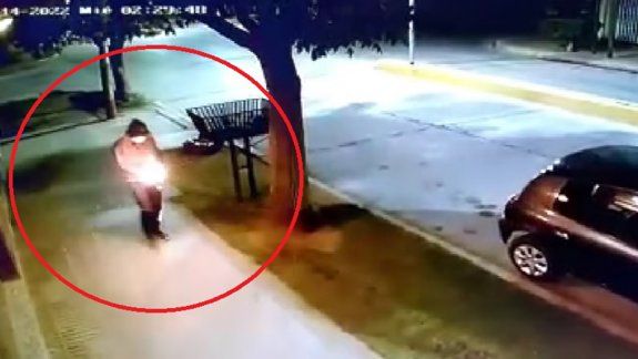 Prendió fuego un auto estacionado y quedó todo grabado