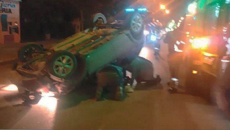 Brutal accidente: chocó contra un auto estacionado y volcó