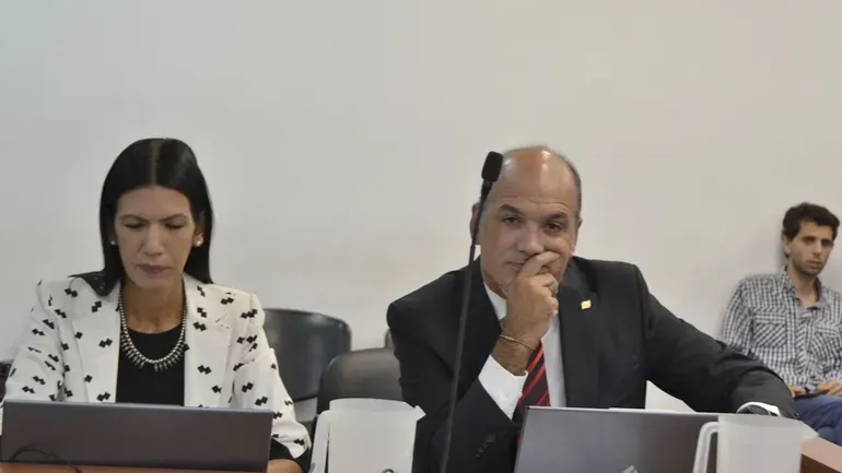 El fiscal agregó que el contrato impedía emitir facturas sin una certificación de avance de la obra, sin embargo los documentos reconocían los avances.