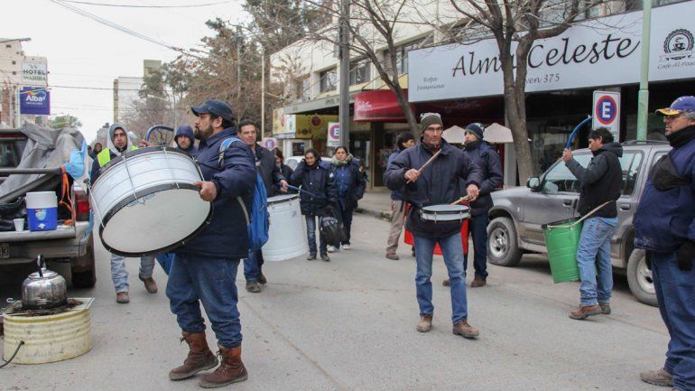 Los municipales hicieron una nueva protesta frente al Municipio.