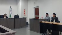 El acusado Matías Del Águila Espinosa junto al defensor Oficial Marcelo Caraballo, en la audiencia en la que le formularon los cargos al acusado.&nbsp;