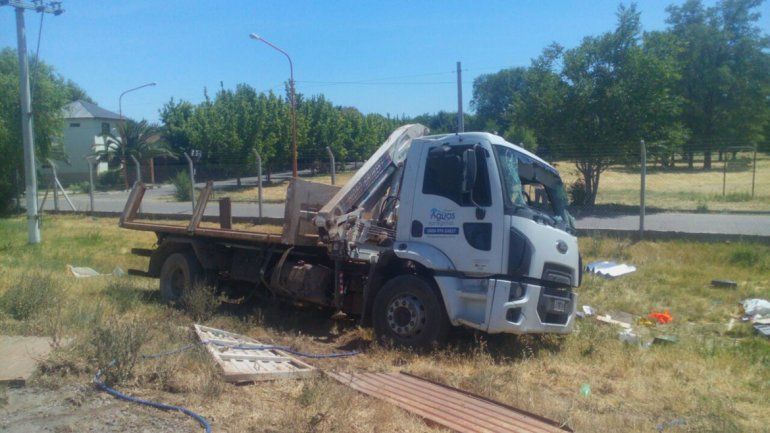 El camión de Aguas Argentinas terminó volcando tras el choque.