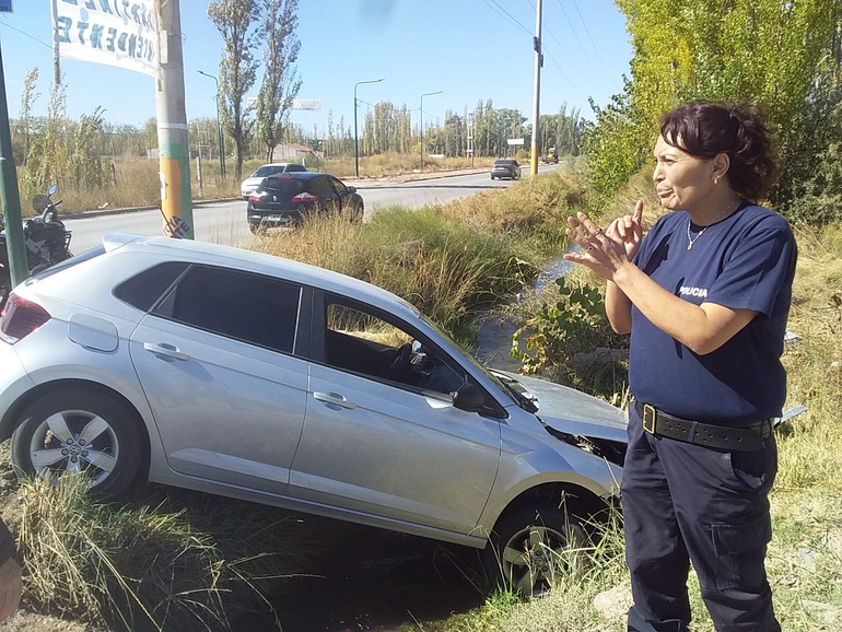 Espectacular choque y milagro: uno de los autos cayó a un canal 