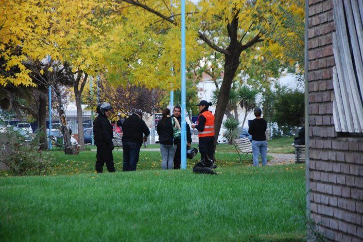 Detuvieron a un hombre por tocarse en la vía pública y acosar a las vecinas
