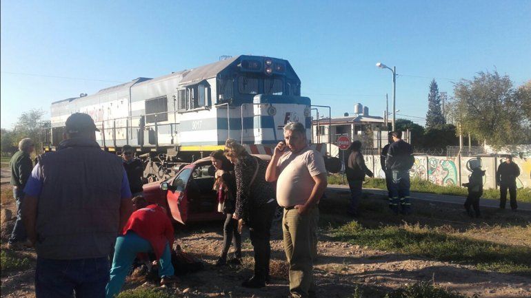Un auto chocó contra una formación de Ferrosur: una mujer resultó herida copy