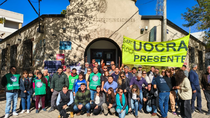Gremios movilizaron en la sede de la Secretaría de Trabajo en General Roca por el posible cierre de la agencia. Gremios movilizaron en la sede de la Secretaría de Trabajo en General Roca por el posible cierre de la agencia.