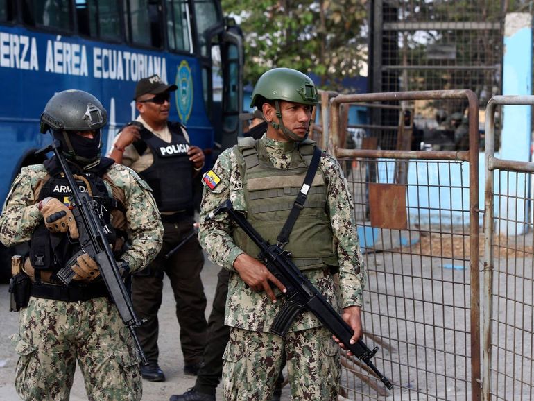 Fuerte presencia militar en Ecuador tras el golpe del narcotráfico.