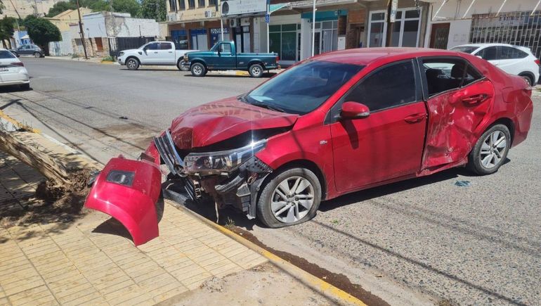 El vehículo tras ser impactado por la moto, chocó contra un árbol de la vereda. El vehículo tras ser impactado por la moto, chocó contra un árbol de la vereda.