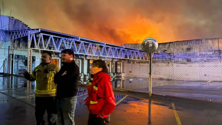 El intendente Rodrigo Buteler recorrió la zona del incendio en el depósito de La Anónima. El intendente Rodrigo Buteler recorrió la zona del incendio en el depósito de La Anónima.