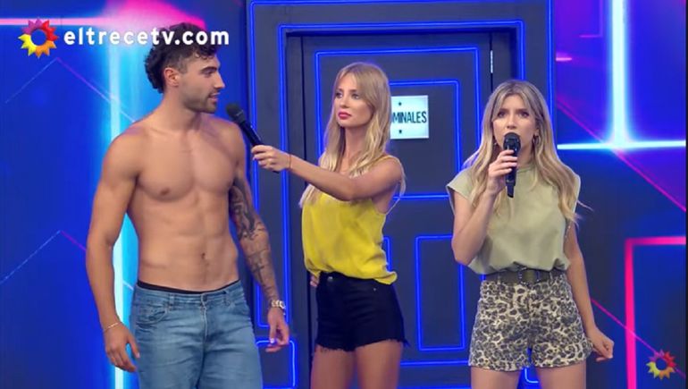 Laurita Fernández embobada con los abdominales de los participantes