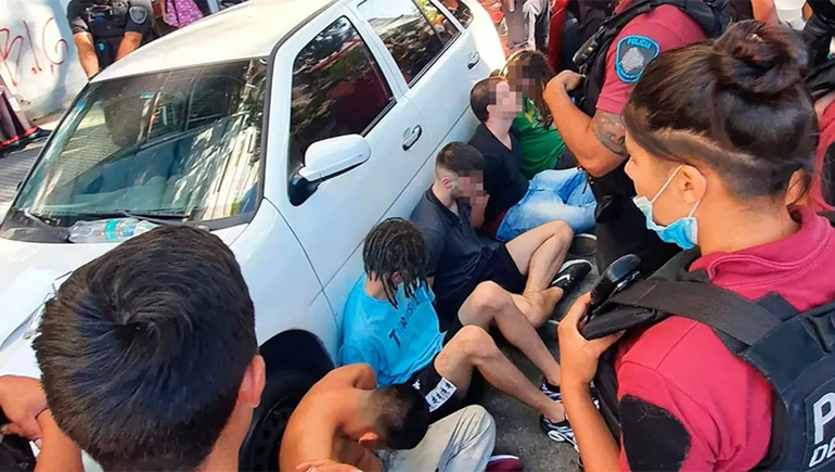 Seis detenidos por violar en grupo a una joven dentro de un auto