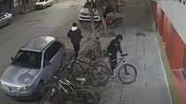 Los ladrones ya cortaron la cadena que protegía la bici y se la llevan. Pero apareció una mujer y escaparon sin llevarse nada. A pocos metros los esperaban otros dos cómplices. Los ladrones ya cortaron la cadena que protegía la bici y se la llevan. Pero apareció una mujer y escaparon sin llevarse nada. A pocos metros los esperaban otros dos cómplices.