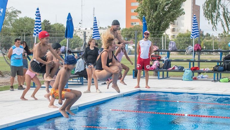 Emilia Soria inauguró una pileta olímpica con un chapuzón