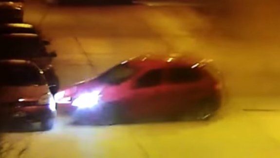Mirá el video completo del auto que causó un desastre 