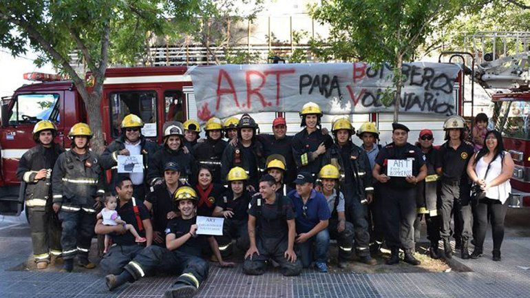 Los bomberos juntan firmas para reclamar su ART