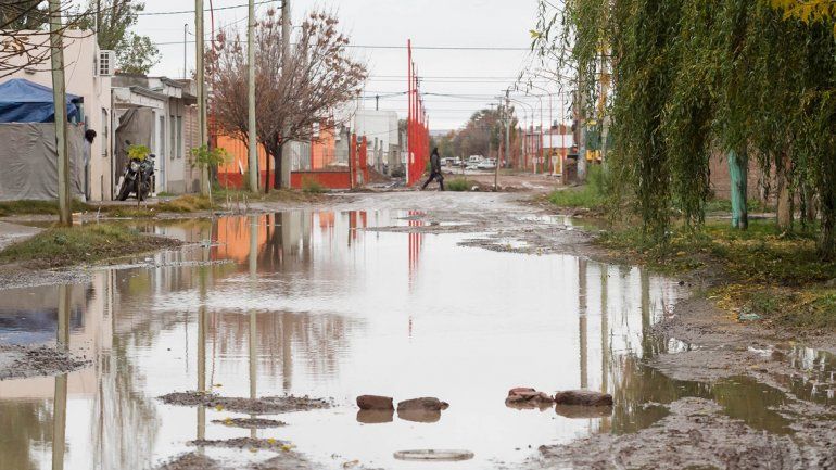 Los charcos unen las dos veredas en casi todas las calles de tierra.