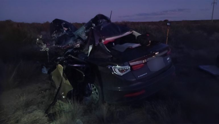 Un auto terminó debajo del semirremolque de un camión: tres personas murieron