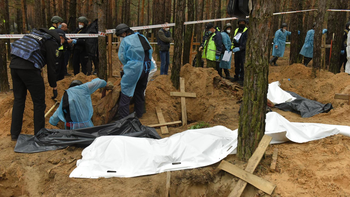 los militares ucranianos hallaron cuerpos en izium