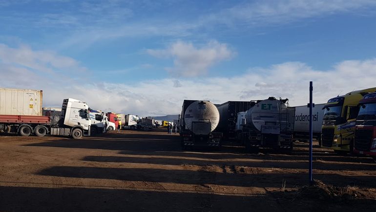 Hay unos 500 camiones varados para cruzar por Pino Hachado