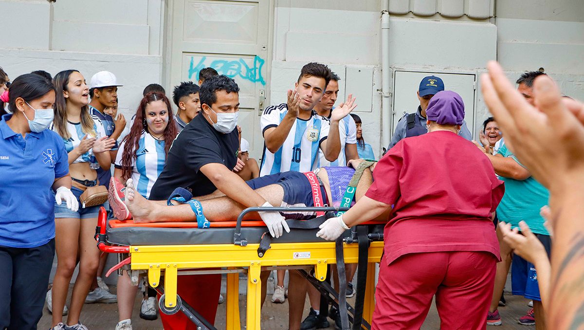 Un hombre cayó desde un cartel en el centro durante los festejos
