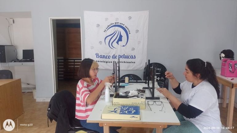 El grupo de vecinas solidarias de Chichinales creó el Banco de Pelucas Oncológico. La legisladora Silvia Morales propone declararlo “de interés sanitario