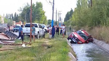 quiso esquivar una rueda y termino adentro de un canal