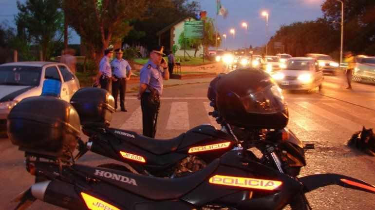 Una automovilista alcoholizada atropelló a un policía en un control de tránsito y escapó