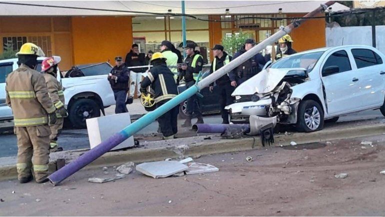 El violento accidente de tránsito se registró este sábado por la madrugada en Plaza Huincul. 
